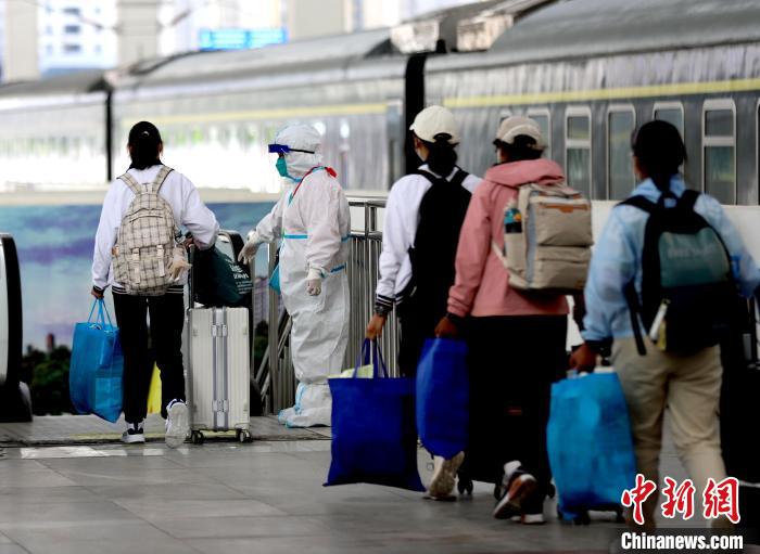 资料图为2022年10月，铁路部门加开学生专列护送学生安全离藏。　李海星 摄