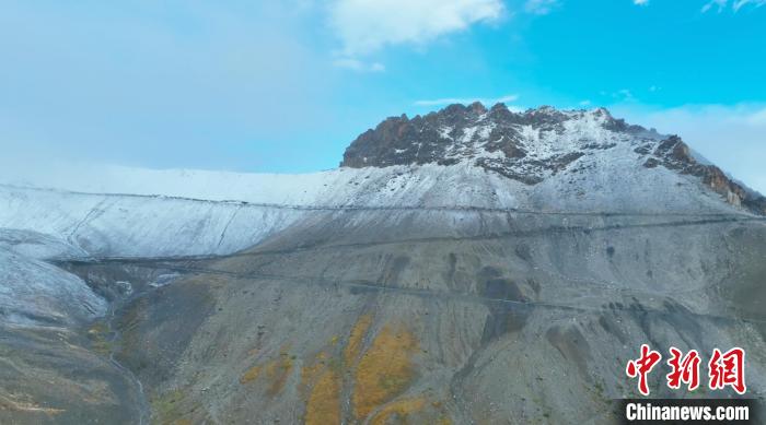 图为边坝县降雪时夏贡拉山段路况。　边坝县融媒体中心供图