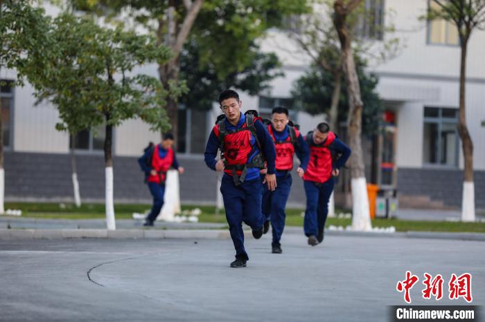 负重五公里比武中参赛人员相互角逐。　李袁辉 摄