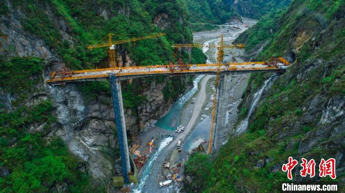 建设中的绵茂公路，施工难度可见一斑。(资料图) 四川路桥供图