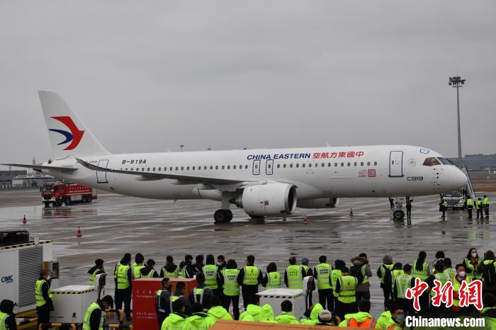 全球首架C919飞抵成都天府国际机场。　张浪 摄