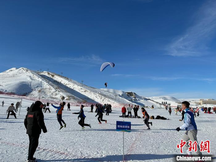 民众参与各式雪上运动。　张家伟 摄