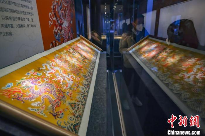 观众在南京大报恩寺遗址博物馆展厅内参观展出的云锦作品。　泱波 摄