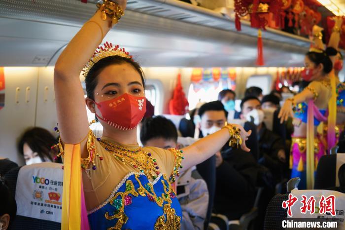 （新春走基层）列车上的“春晚”：让旅途年味洋溢