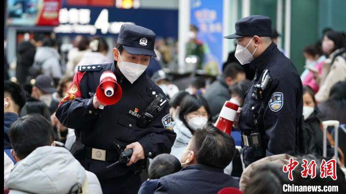 北京铁警增派警力妥善应对客流高峰