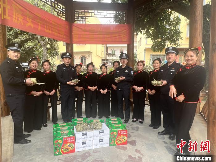 图为戍边民警向壮族女子山歌队送上新春祝福。　高化雨 摄