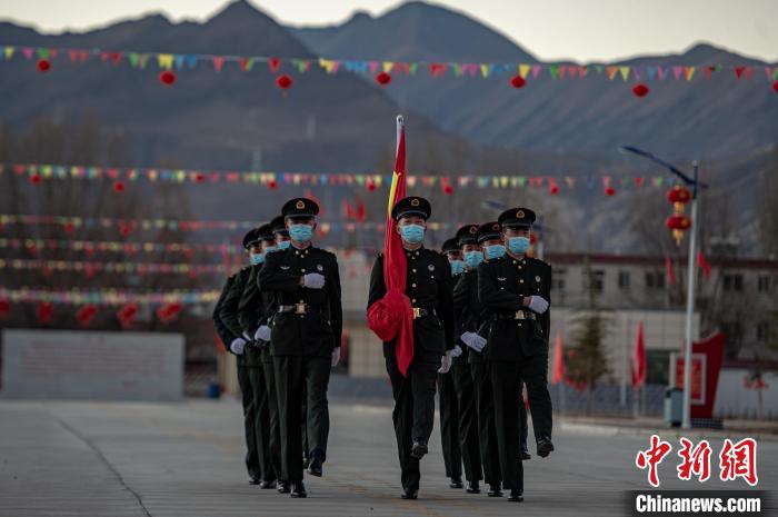 大年初一高原官兵升国旗迎新年