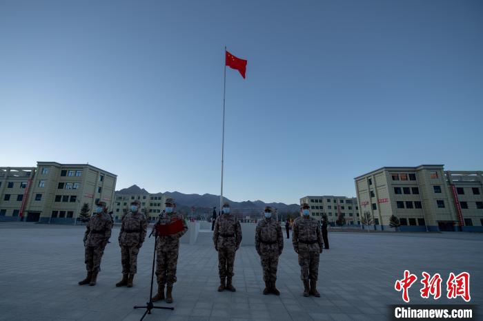 图为官兵组织新春团拜会。　王述东 摄