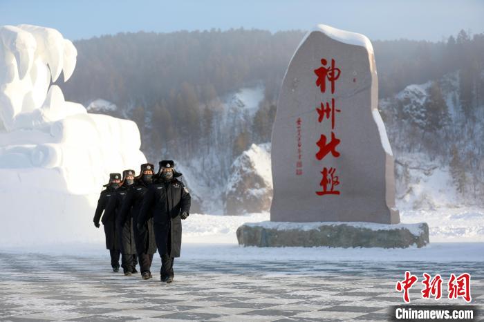 民警在北极广场巡逻。　孙铂程 摄