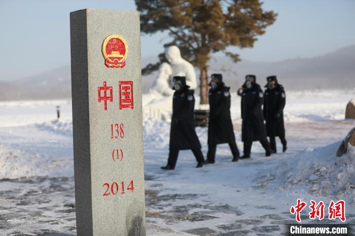 民警在界碑旁巡逻。　孙铂程 摄