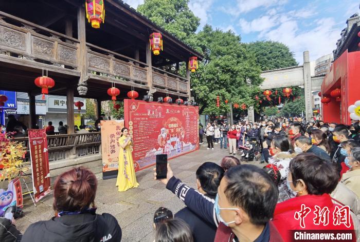 （新春走基层）“福见好戏”闹新春国粹京剧快闪进景区