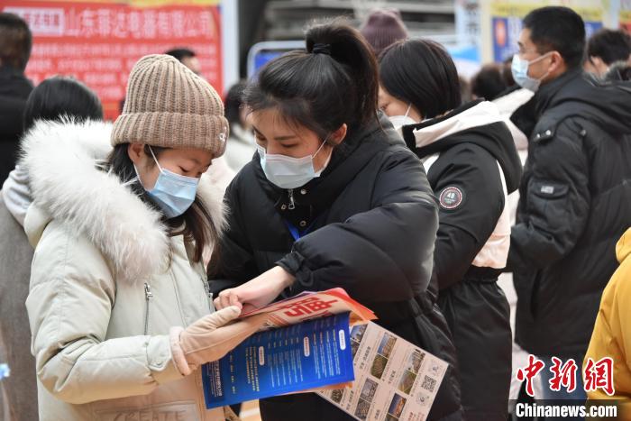 2月2日，在高密市举行的招聘会上求职者观看和咨询招工信息。　李海涛 摄