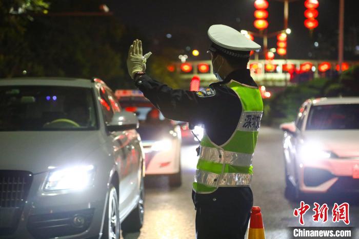 深圳交警在重点区域、重点路段、重点时段，加强路面巡逻管控。　广东省公安厅 供图