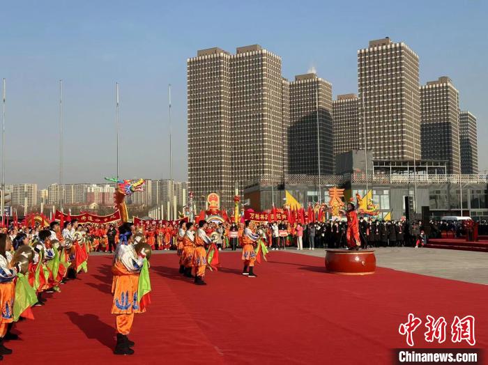 来自万柏林区14个街道选送的15支锣鼓代表队1500余人同台竞技、切磋交流。　李庭耀 摄