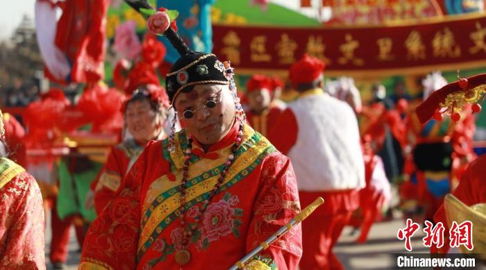 元宵节当日，山西朔州平鲁区，一系列非遗民俗轮番上演，吸引民众观看。　向上 摄