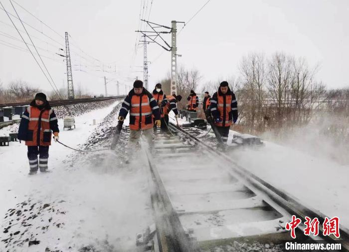 哈铁积极应对雨雪天气保障运输畅通