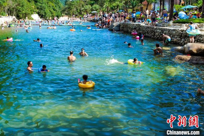 图为游客在广西贺州市姑婆山旅游区体验温泉度假之旅。　贺州姑婆山旅游区供图