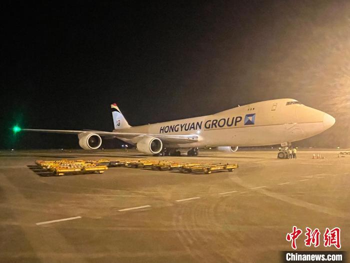 图为15日凌晨，一架从比利时布鲁塞尔起飞的波音B747-8F型货机在南昌昌北国际机场平稳降落。　