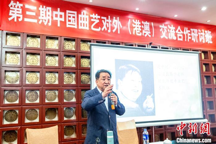 中国曲协第八届主席、相声表演艺术家姜昆正在作专题授课。