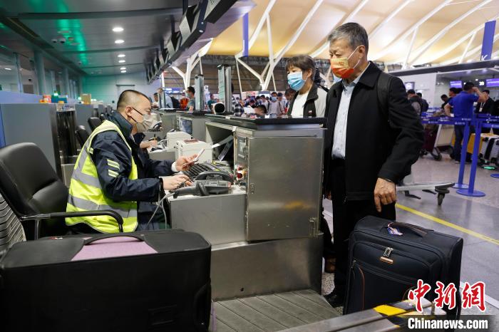 埃塞俄比亚航空工作人员为旅客办理登机手续。