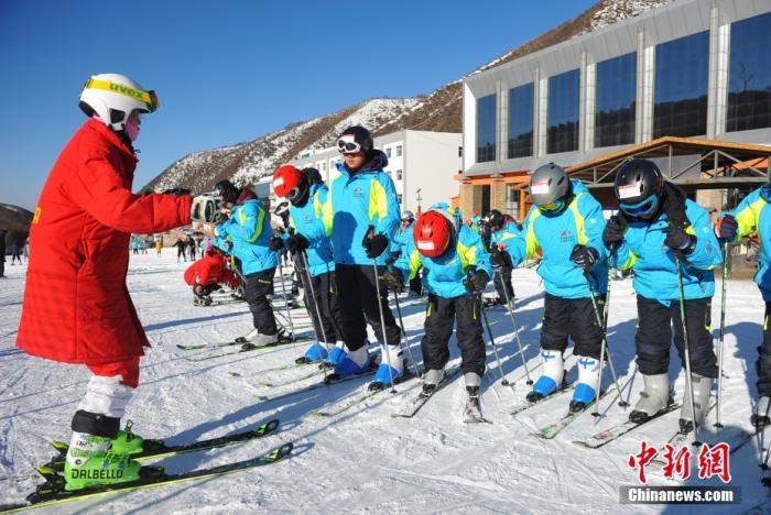 资料图：中学生在河北省体育局崇礼高原训练基地上实地滑雪课。