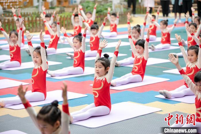 中国科学院第三幼儿园展示活动的主题为“科学运动，健康成长”，图为孩子们展示素质操、器械操等 