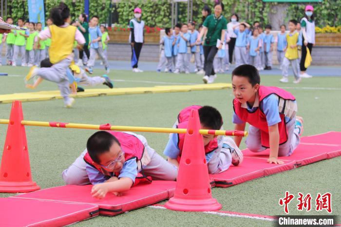 北京市海淀区双榆树第一小学参加本次展示活动，图为该校学生参与全员运动会 