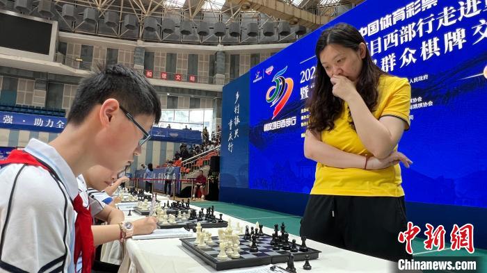 图为国际象棋女子国际特级大师黄茜与小棋手上演“一对多车轮战”表演。