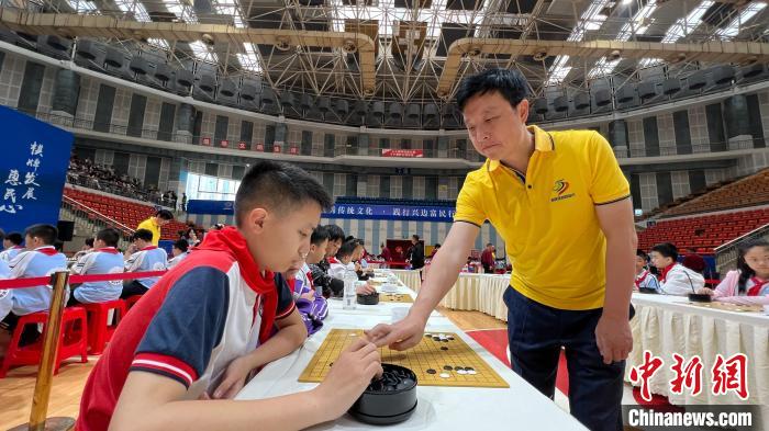 图为世界围棋“八冠王”古力与小棋手上演“一对多车轮战”表演。