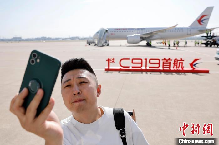 中国东方航空开启C919飞机首次商业飞行