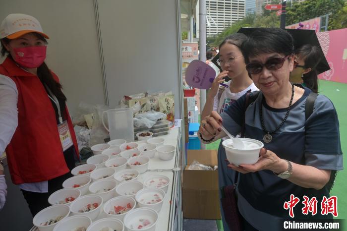 市民选购特色小食。