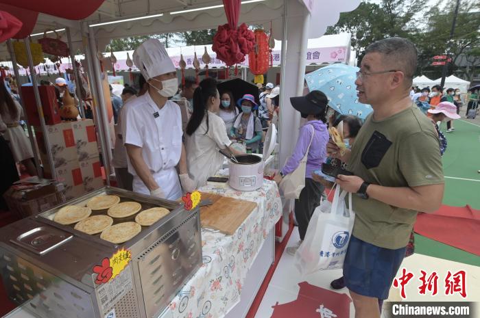 市民选购特色小食。