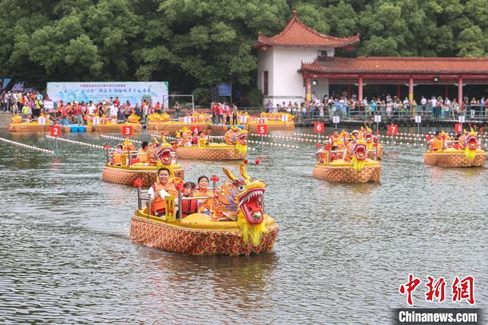 图为比赛现场，一艘艘“龙舟”驶出起点开始比赛。