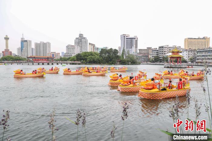 图为比赛现场，一艘艘“龙舟”奋力向前。