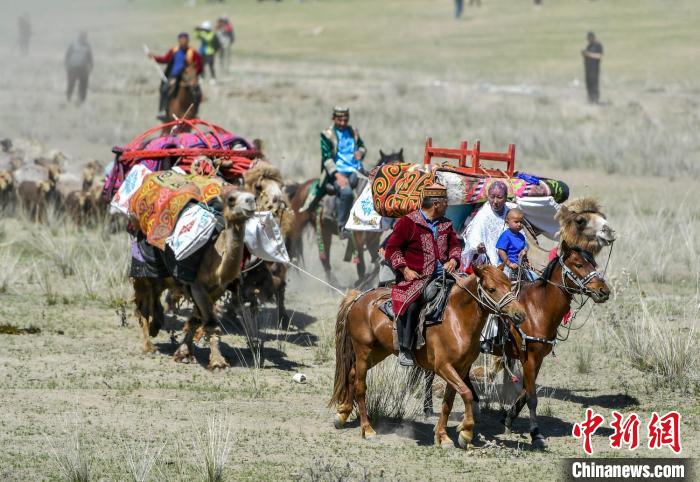 百万阿勒泰羊转场文化旅游节转场仪式在新疆阿勒泰地区福海县沙尔布拉克转场文化旅游小镇举行。