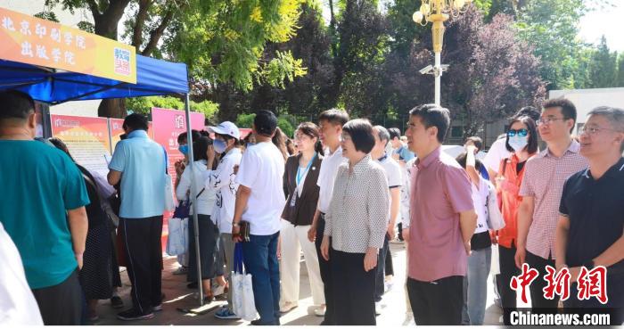 6月11日，一场高校联合咨询会在北京印刷学院举办，80余所京内外高校参于其中。