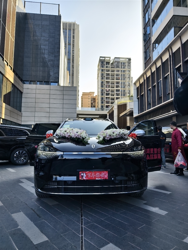 1000万以内最好的SUV！问界M9当婚车：尾灯大红双喜应景