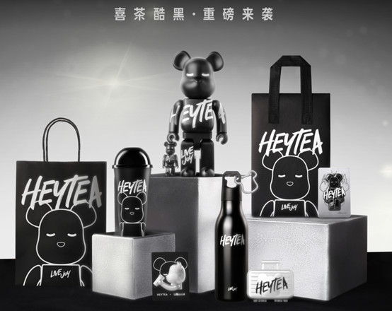 喜茶联动知名潮玩BE@RBRICK，开启酷黑2.0全新潮流体验